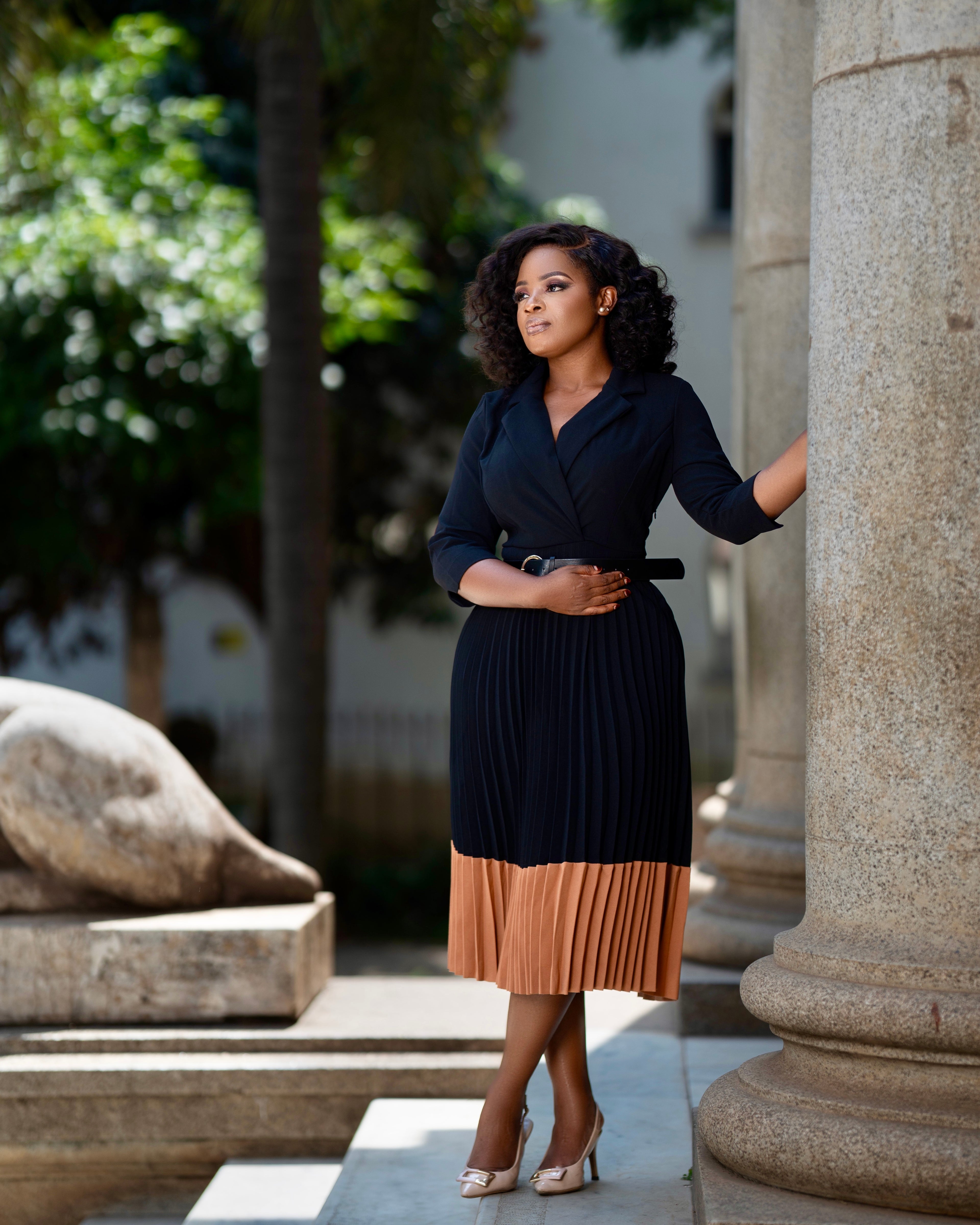Elegant Two-Tone Pleated Midi Dress – Classic Black & Caramel